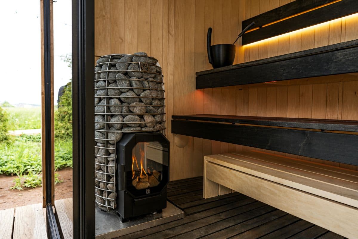 AURATHERM vanjska sauna, premium drvena izrada u prirodnom ambijentu
