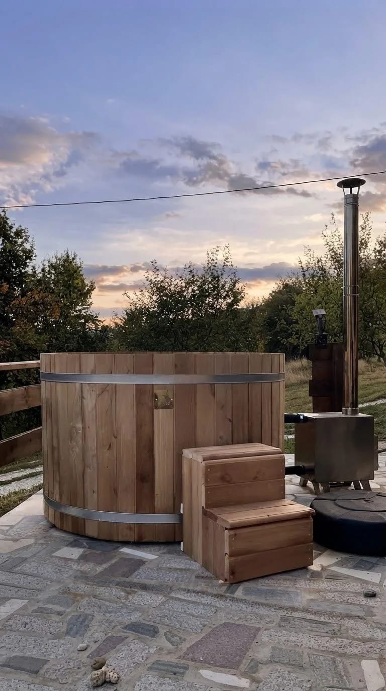 Hot tub kada s pećom na drva, u sumrak