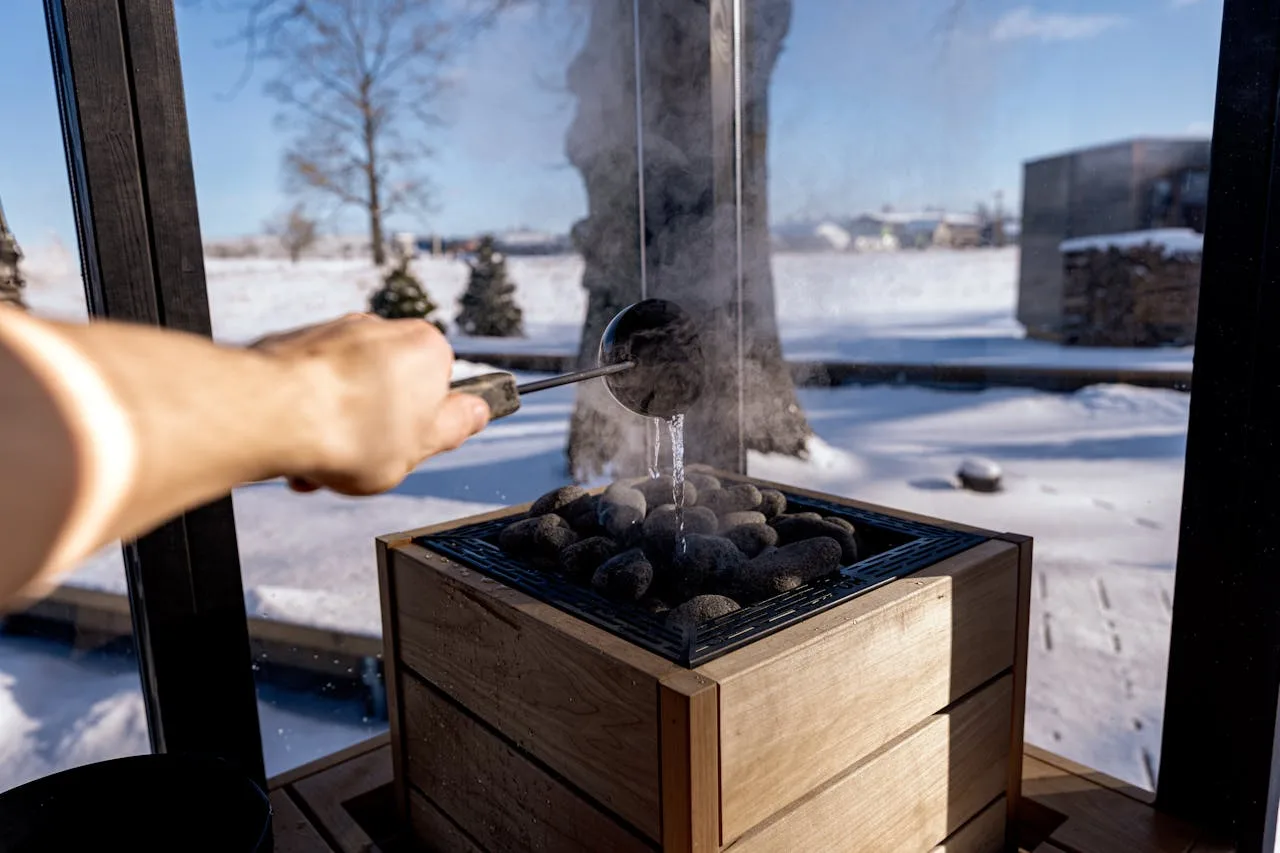 AURATHERM vanjska sauna uz smještajni objekat u zimskom ambijentu, sauna cijele godine